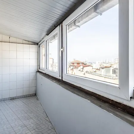 Flat With Balcony Close To Malls In Kagithane *
